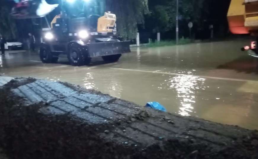 Neizvjesna noć pred bh. građanima: Voda prodrla u kuće, poplavljen put